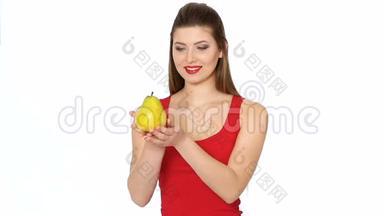 嘴唇红的女人捧着多汁的梨子